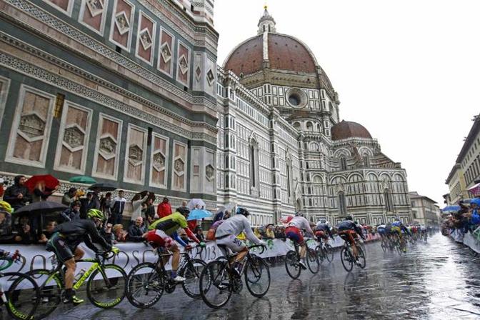 Una corsa decisa all'ultimo dopo 272 chilometri di storia, cultura - qui il gruppone affianca la cattedrale fiorentina di Santa Maria del Fiore -... Reuters